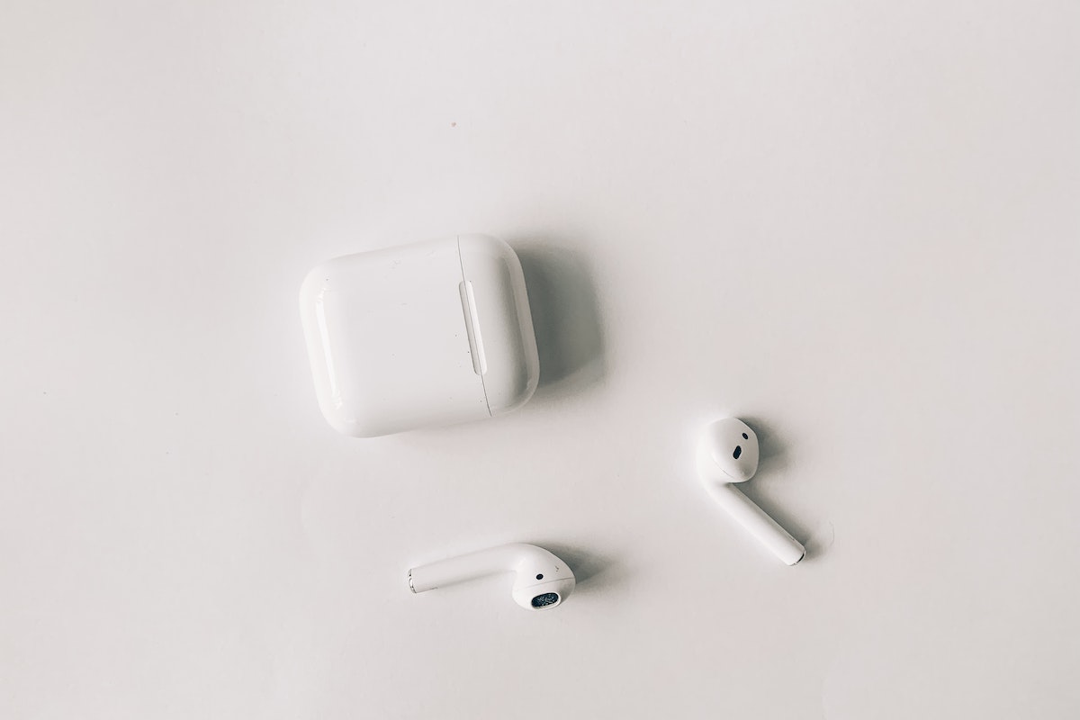 how to charge airpods without case