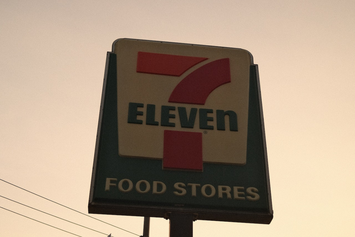 httpswww.pexels.comphotolarge 7 eleven sign 17567609